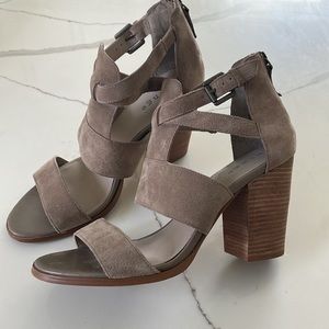 Heeled sandal size 9.5